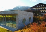Außenansicht des Hallenbades im Hotel Berghof Mitterberg