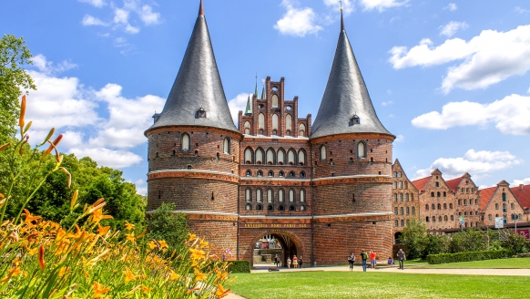 Wie wäre es mit einem Ausflug zum Holstentor in Lübeck?