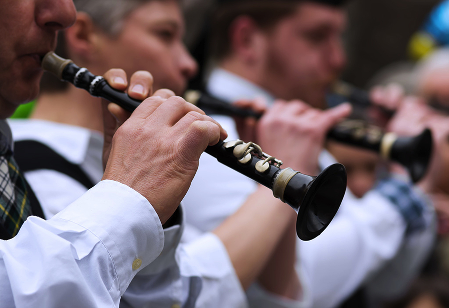 Lauschen Sie den Klängen traditionell irischer Musik.