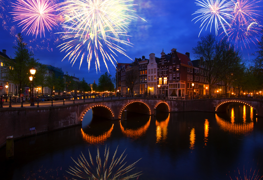 Am Silvesterabend brint Sie die King Seaways in die Innenstadt von Amsterdam, wo Sie vom Schiff aus das Feuerwerk beobachten.