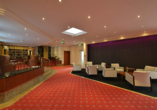Blick von der Rezeption in die Hotelhalle