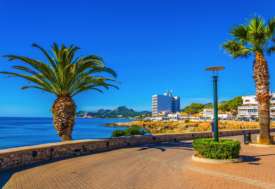 Schlendern Sie entlang der traumhaften Küstenpromenaden auf Mallorca.