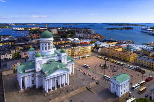 Blick auf den weißen Dom in Helsinki