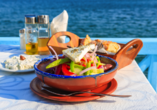 Lassen Sie sich die leckere griechische Küche in Ihrem Hotel oder einem gemütlichen Restaurant schmecken.
