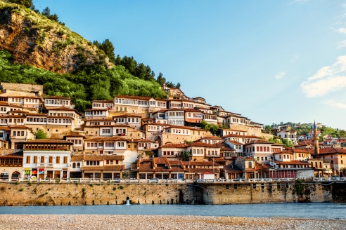 Berat – die Stadt der tausend Fenster – erwartet Sie.