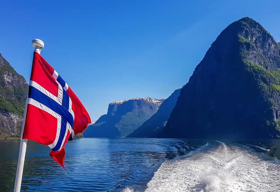 Auf dem Aurlands- und dem Nærøyfjord unternehmen Sie eine Schiffahrt – ein einmaliges Erlebnis!