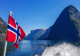 Auf dem Aurlands- und dem Nærøyfjord unternehmen Sie eine Schiffahrt – ein einmaliges Erlebnis!