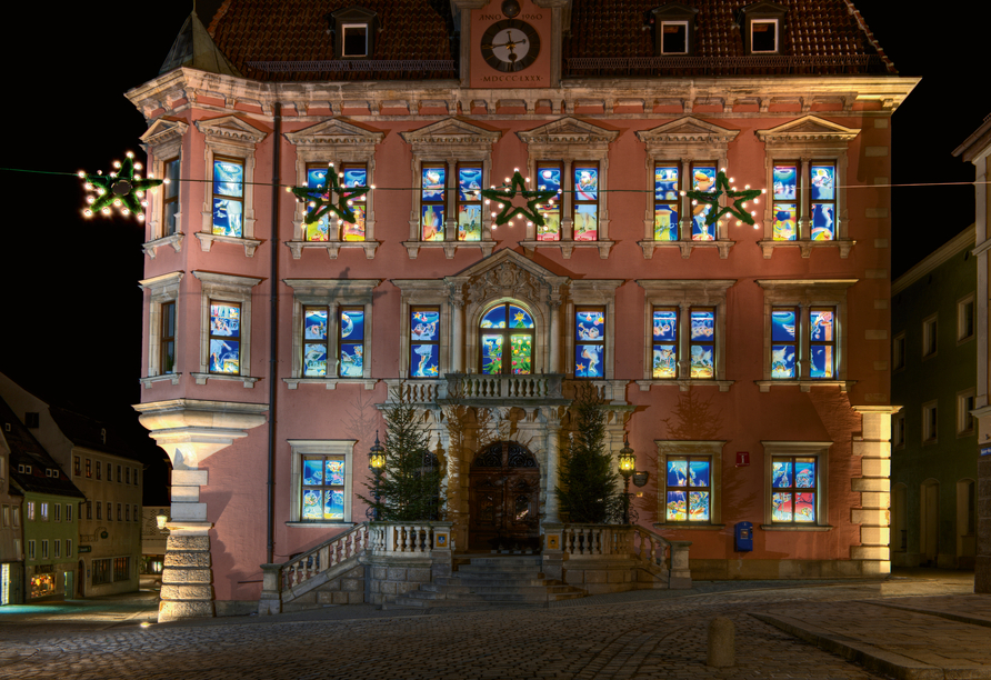 Im Dezember ist das Rathaus in Kaufbeuren festlich geschmückt.