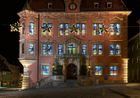 Im Dezember ist das Rathaus in Kaufbeuren festlich geschmückt.
