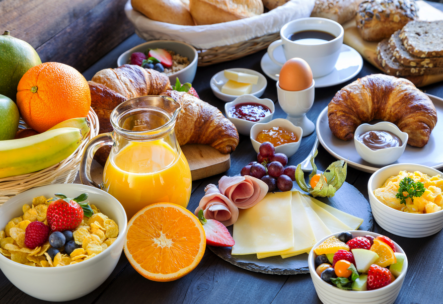 Starten Sie mit einem reichhaltigen Frühstück gut gestärkt in den Tag.