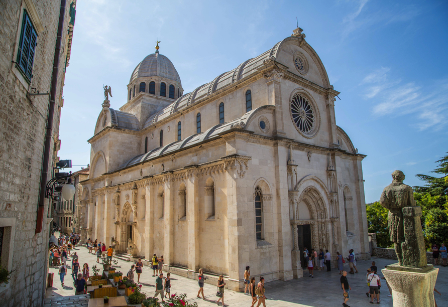 Sie besichtigen die beeindruckende Kathedrale des Heiligen Jakob, die zum UNESCO-Welterbe gehört.