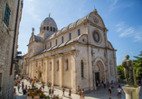 Sie besichtigen die beeindruckende Kathedrale des Heiligen Jakob, die zum UNESCO-Welterbe gehört.
