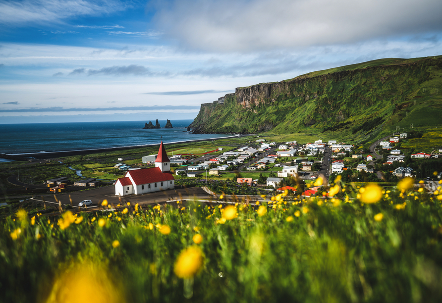 Vík verzaubert mit seiner kleinen Kirche, grünen Klippen und der weiten Aussicht auf Islands raue Südküste.