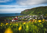 Vík verzaubert mit seiner kleinen Kirche, grünen Klippen und der weiten Aussicht auf Islands raue Südküste.