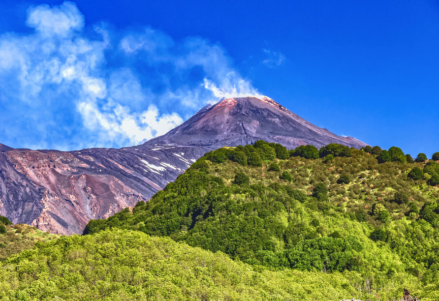 Der imposante Vulkan Ätna thront hoch über Palermo.
