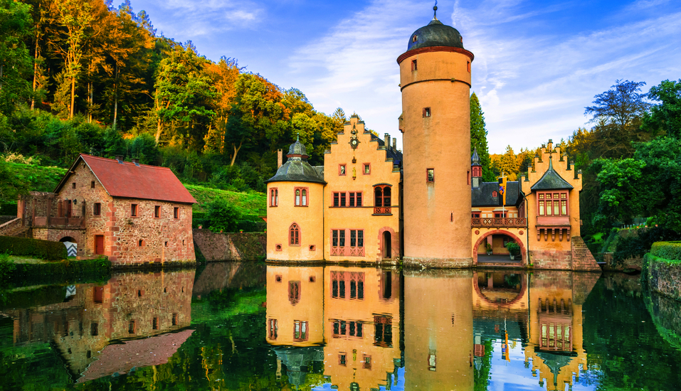 Besuchen Sie das Wasserschloss Mespelbrunn.