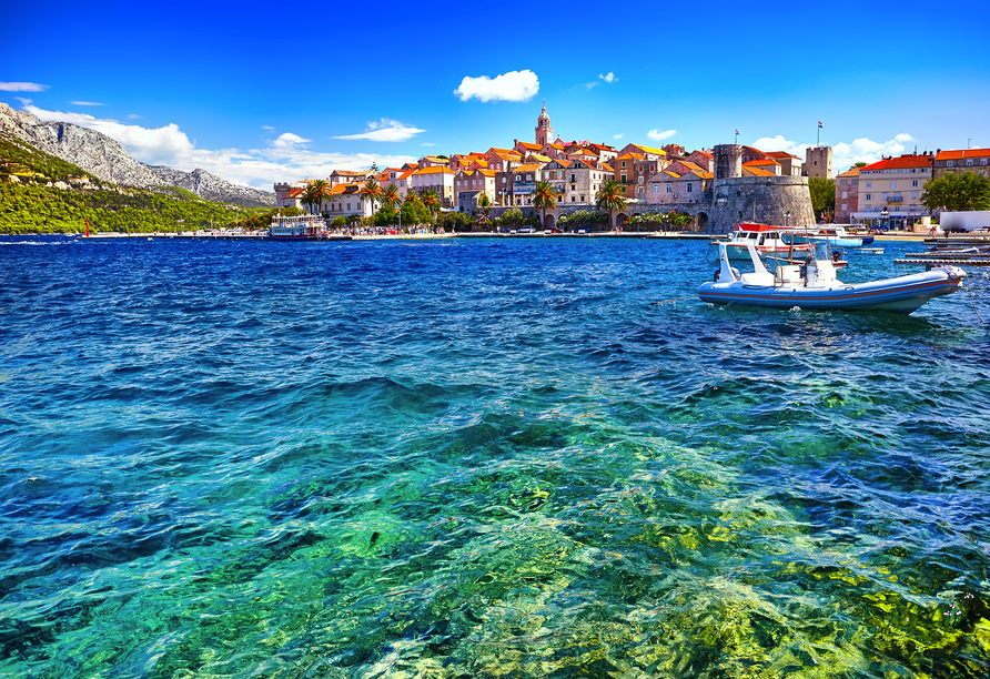 Freuen Sie sich auf eine Bootsfahrt nach Korčula und erkunden Sie die charmante Altstadt auf eigene Faust.