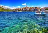 Freuen Sie sich auf eine Bootsfahrt nach Korčula und erkunden Sie die charmante Altstadt auf eigene Faust.