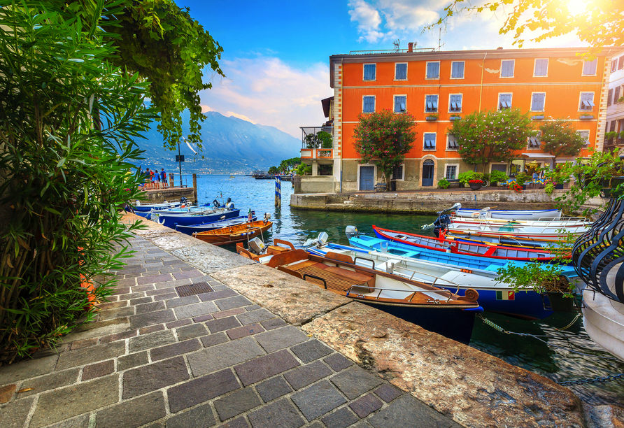 Fischerboote im Hafen von Limone sul Garda