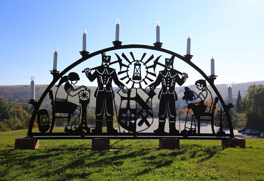 Die bekannten, weihnachtlichen Schwibbögen sind ein unverwechselbarer Ausdruck erzgebirgischer Handwerkskunst.