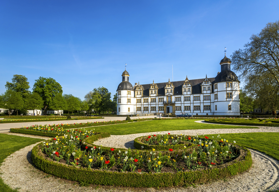 Das Schloss Neuhaus bei Paderborn erwartet Sie in einzigartiger Atmosphäre.