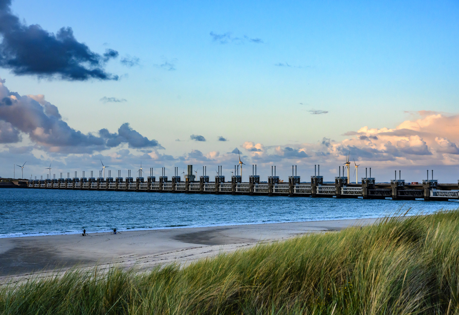 Bestaunen Sie das beeindruckende Sturmflutwehr Oosterscheldekering.