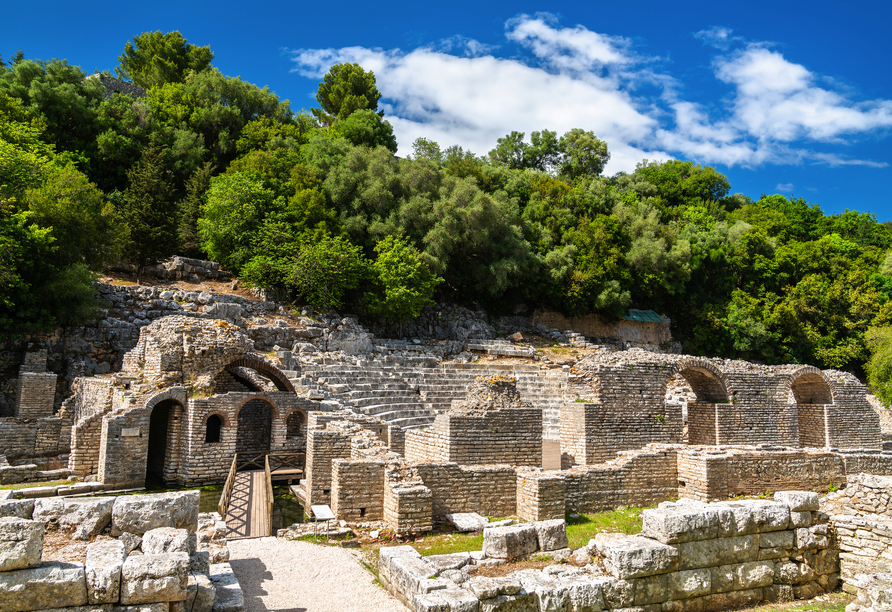 Optional können Sie die Ruinen der alten Stadt von Butrint in Albanien bestaunen.