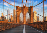 Ein Spaziergang über die Brooklyn Bridge ist ein absolutes Muss während eines Aufenthaltes in New York.