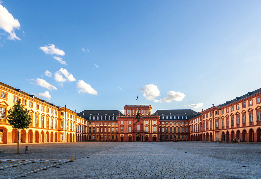 Entdecken Sie die Stadt Mannheim mit seiner imposanten Universität.