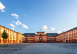 Entdecken Sie die Stadt Mannheim mit seiner imposanten Universität.