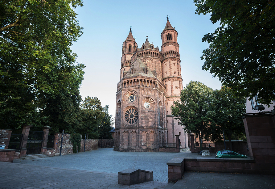 Der Dom St. Peter in Worms gehört gemeinsam mit den Domen in Mainz und Speyer zu den großartigsten Schöpfungen romanischer Kirchenbaukunst.