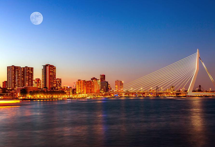 Die Hafenstadt Rotterdam in den Niederlanden bei Nacht