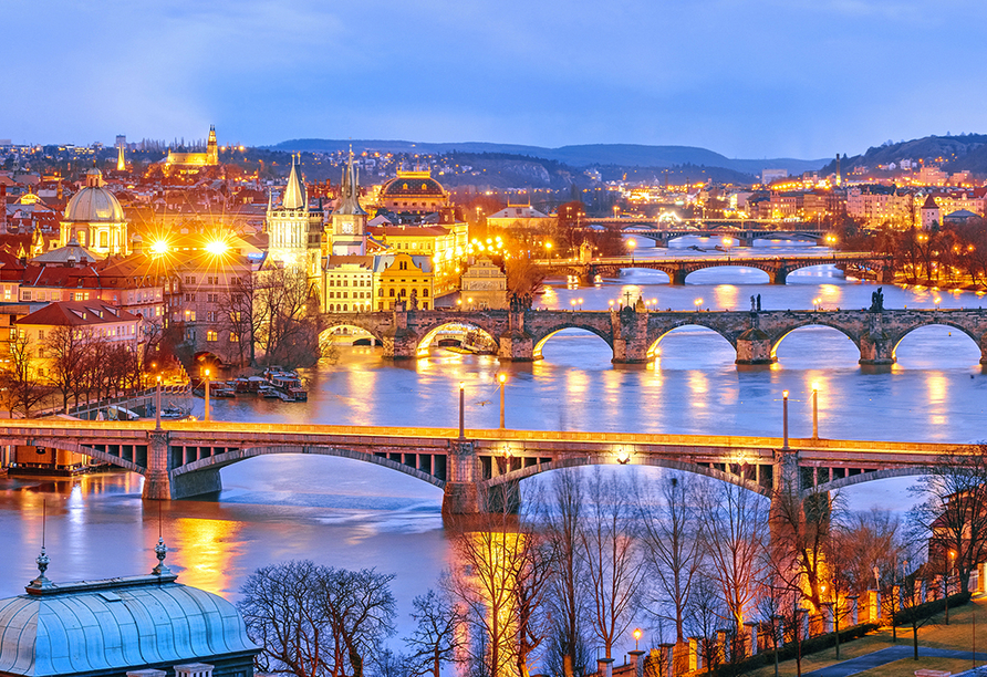 Abends verzaubert Prag mit einem wunderschönen Lichtermeer.
