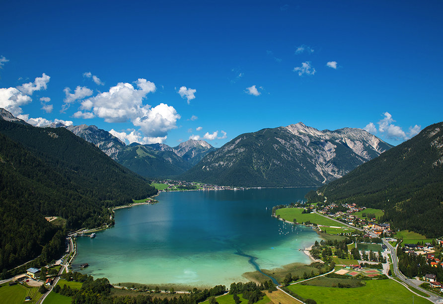 Der Achensee verzaubert mit seiner traumhaften Lage inmitten der Tiroler Bergwelt und seinem klaren, blauen Gewässer.