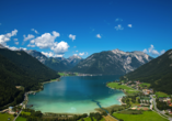 Der Achensee verzaubert mit seiner traumhaften Lage inmitten der Tiroler Bergwelt und seinem klaren, blauen Gewässer.