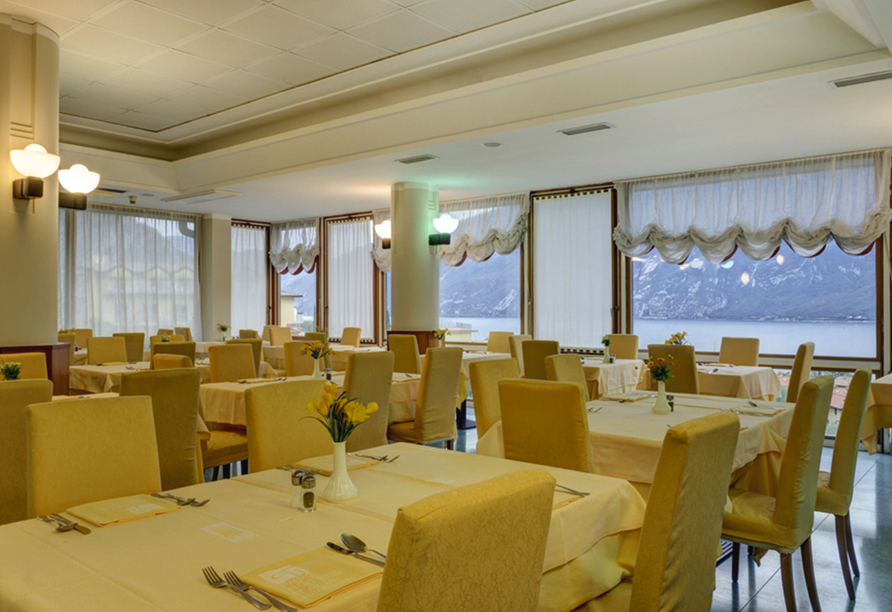 Das Restaurant Ihres Hotels besticht mit täglich frisch zubereiteten regionalen und internationalen Speisen.