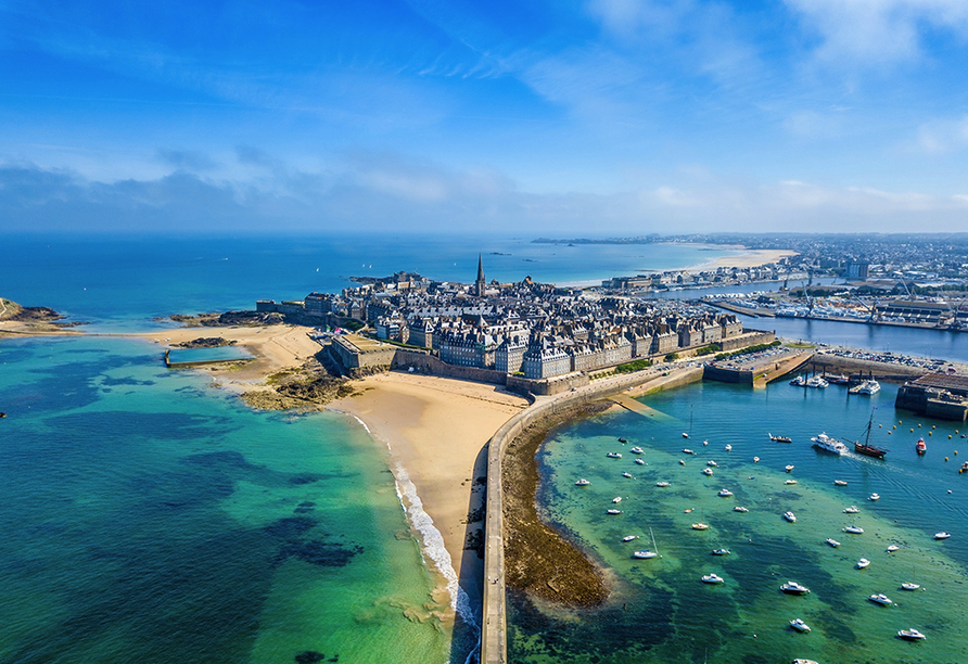 Wie eine mittelalterliche Festung ragt Saint-Malo in Nordfrankreich aus dem Meer.