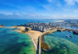 Wie eine mittelalterliche Festung ragt Saint-Malo in Nordfrankreich aus dem Meer.