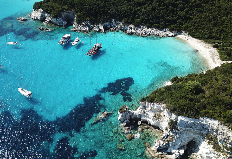 Freuen Sie sich auf einen Badestopp nahe der Insel Antipaxos.