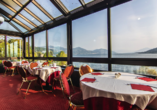 Genießen Sie das Essen im Hotel mit Blick auf den See – hier kommt Urlaubsfeeling auf.