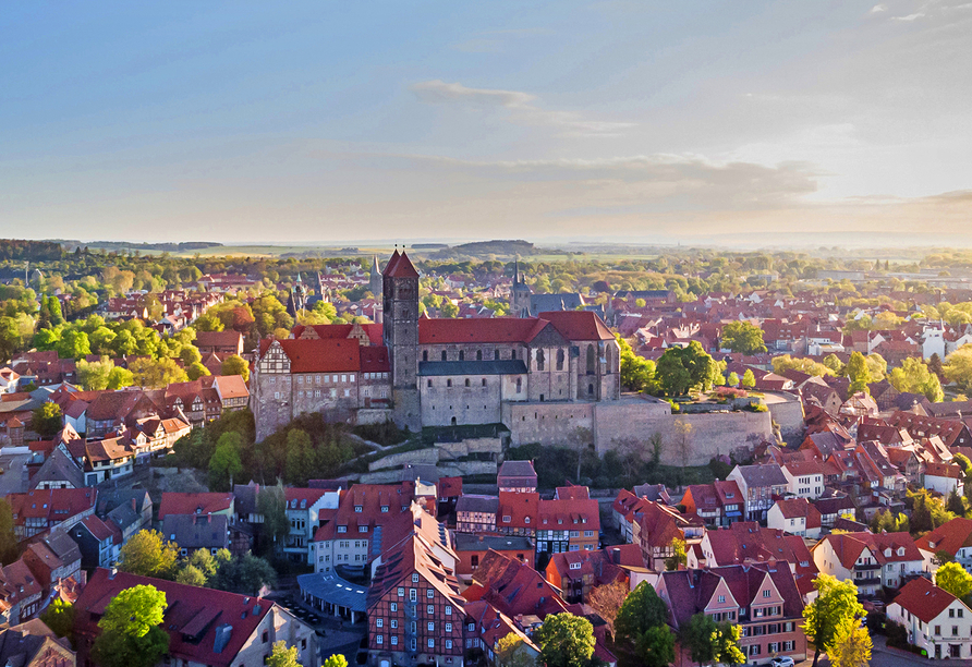 Die Welterbestadt Quedlinburg, einstige Königspfalz und Mitglied der Hanse, ist eine reizvolle Stadt mit über 1.000-jähriger Geschichte.