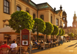 Das elegante Café Vis-à-vis gehört zum Hilton Hotel Dresden und liegt direkt am 