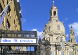 Beste Lage in der Dresdner Innenstadt: Links der Eingang vom Hillton Hotel Dresden und im Hintergrund die berühmte Frauenkirche