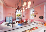Hausgemachtes Eis in zartrosa Ambiente genießen Sie in der Ice Cream Factory.