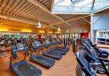 Der moderne und großzügige Fitnessbereich ist Teil des über 1.110 m² großen LivingWell Health Clubs.
