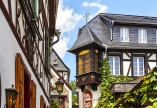 Flanieren Sie durch die historische Drosselgasse in Rüdesheim am Rhein mit Weinstuben und Musik.