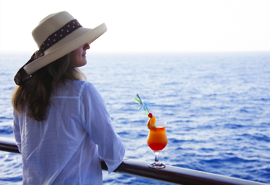 Genießen Sie endlos scheinende Ausblicke auf das Meer an Bord der Costa Smeralda.