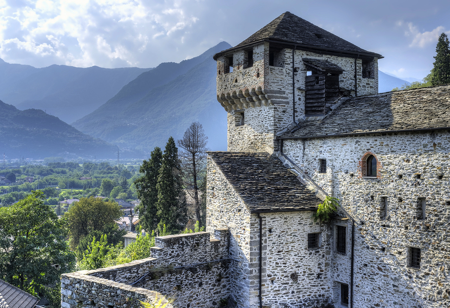 Noch immer thront das mittelalterliche Visconti Schloss majestätisch über Vogogna. 