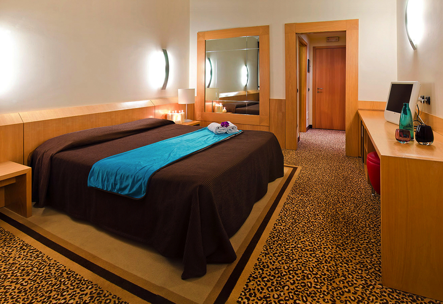 Die Zimmer des Valgrande Hotel bestechen durch ihre helle und moderne Einrichtung. (Beispiel Doppelzimmer Standard)
