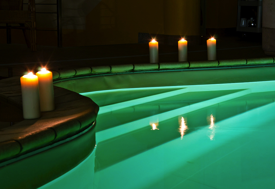 Lassen Sie die Zeit still stehen und genießen Sie den Moment im Pool des Hotels. 